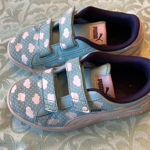 Girls Sz 13 Puma Cloud ☁️ Sneakers in Blue and White